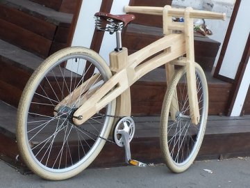 Українець майструє дерев'яні велосипеди.ФОТО