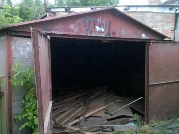Старі речі та бруд: у Луцьку демонтують гаражі