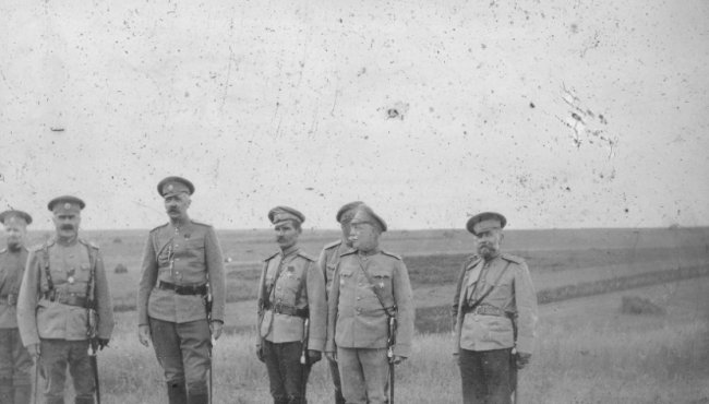 Російські солдати поблизу волинського села 100 років тому