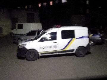 Через темряву в дворах Нововолинська «бляхар»-порушник зміг втекти від поліції. ВІДЕО