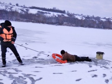 На Шацьких озерах врятували рибалку