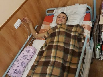 Трагедія в Луцьку: юнак впав з дерева та пошкодив хребет 