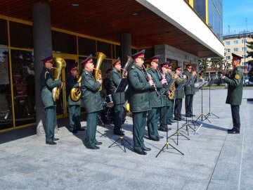 Флешмоб від військового оркестру у Луцьку: як Нацгвардія святкує п'ятиріччя. ФОТО