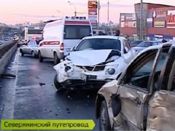 Масштабна аварія в Москві: 30 авто зіткнулися через ожеледицю. ФОТО. ВІДЕО