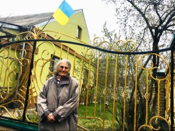 «Чи не стане ще гірше, ніж за Януковича?», – пенсіонерка, яку побили через плакат про Зеленського