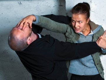 Що робити жінці в разі нападу: поради поліцейських. ВІДЕО
