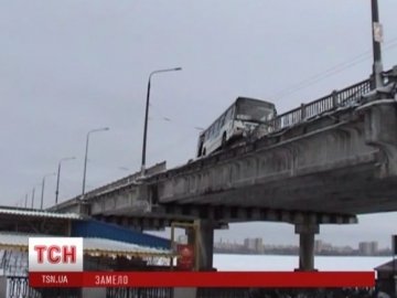 У Дніпропетровську автобус із пасажирами завис над річкою. ВІДЕО