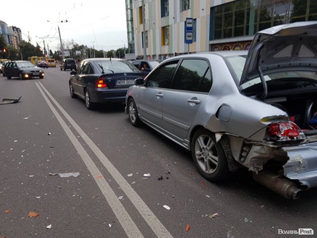 У Луцьку – аварія за участю трьох авто. ФОТО