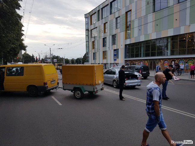 У Луцьку – аварія за участю трьох авто. ФОТО