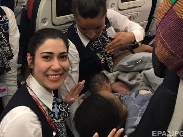 Диво на висоті 13 тисяч метрів: жінка народила під час польоту
