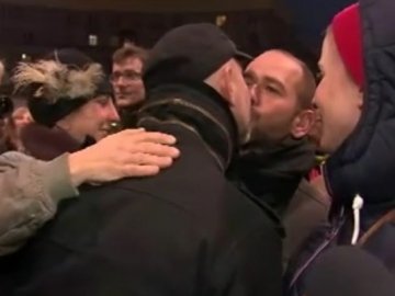 Поляки привселюдно цілувалися, підтримуючи геїв і лесбіянок. ВІДЕО