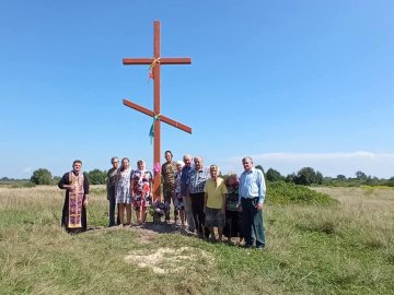 У селі на Волині освятили хрест, що встановили на місці зруйнованої церкви 