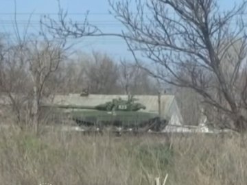 Показали відео з російськими танками біля українського кордону