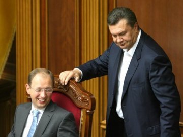 Янукович каже, що готовий пожертувати Азаровим і віддати його пост Яценюку