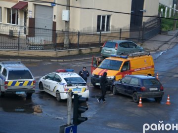 Аварія в Луцьку: легковик «влетів» у машину аварійної газової служби