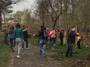 У Луцьку працівники ПриватБанку прибирали і садили дерева в парку ім. Лесі Українки. ФОТО