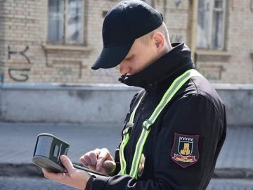 У Луцьку від початку року інспектори з паркування склали на горе-водіїв понад 8 тисяч постанов