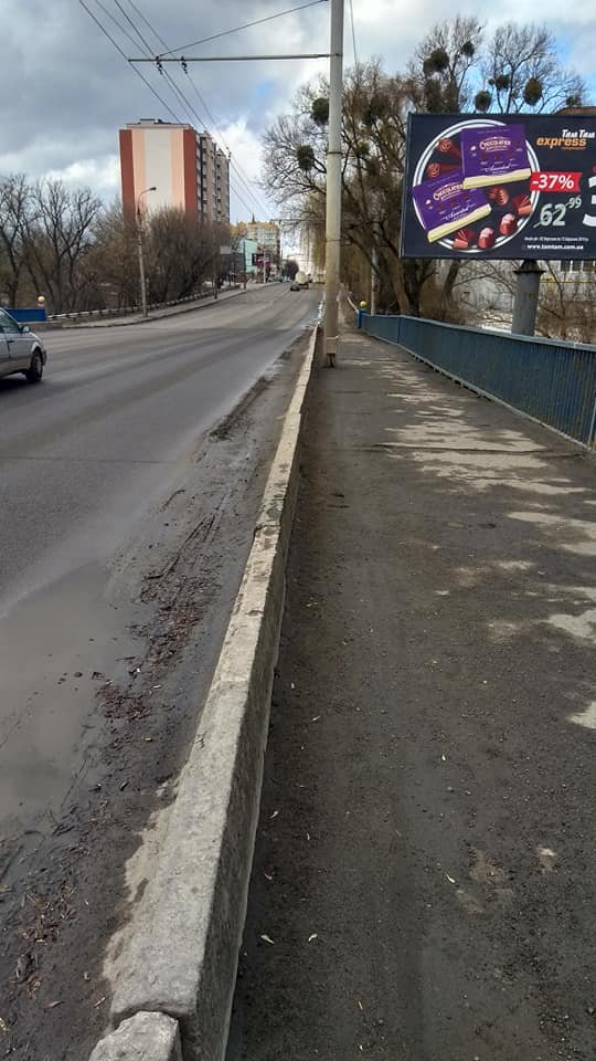 У Луцьку вже тріщить скандальний міст на Ковельській. ФОТО