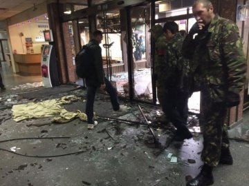 У Києві невідомі громлять готель. ФОТО