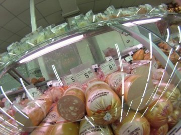 У Нововолинську продавали ковбасу з пліснявою. ФОТО