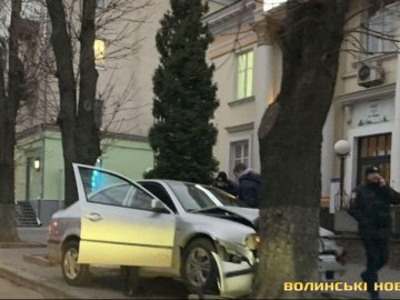У Луцьку автомобіль вилетів на тротуар і врізався в дерево: водій загинув
