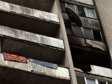 «Вся кімната чорна. Балкон згорів... У кого просити допомоги?» – погорільці з висотки у центрі Луцька. ФОТО