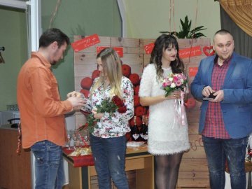 У луцькому ЦНАПі у День Валентина одружилися 5 пар молодят. ФОТО