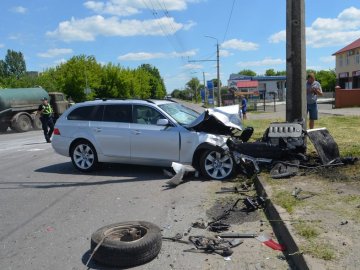 У Луцьку - аварія біля заправки: BMW «знесло» передок