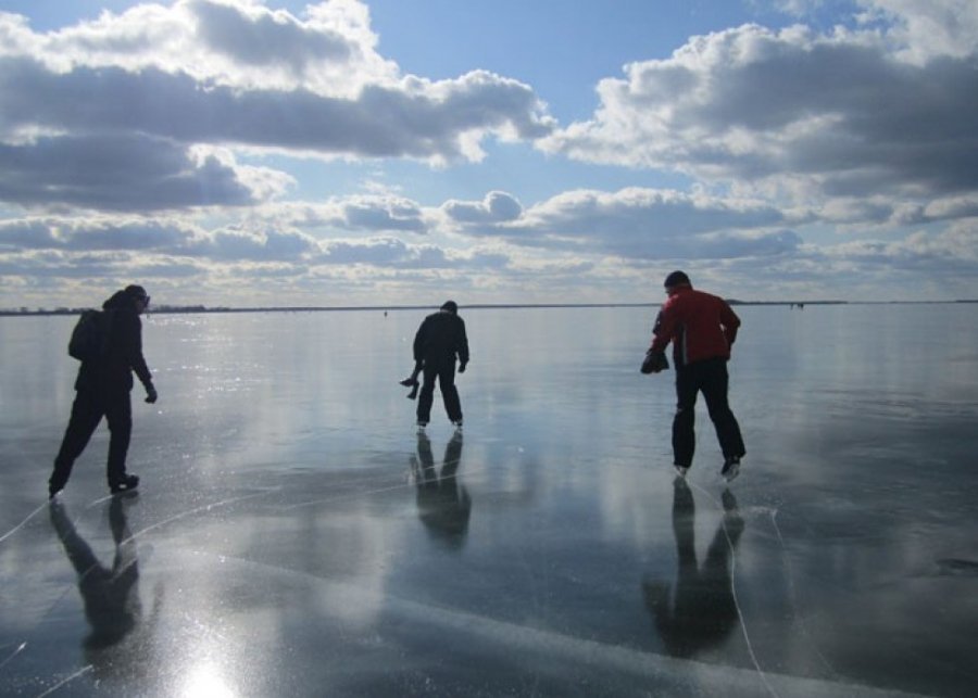 Результат пошуку зображень за запитом "відпочивальники на замерзлому озері"