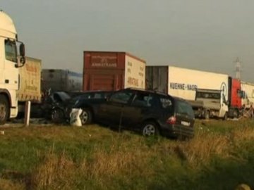 Масштабна аварія в Бельгії: зіткнулися 132 авто. ВІДЕО