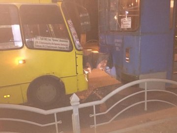 Аварія у Луцьку: маршрутка в'їхала в тролейбус. ФОТО