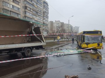 Їхав швидко і невпевнено: у Києві автобус врізався у вантажівку