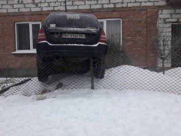 У Луцьку водій «припаркував» авто на огорожі. ФОТО