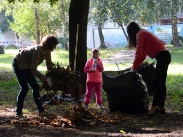 Лучани винесли 150 мішків сміття з скверу Героїв Майдану. ФОТО 