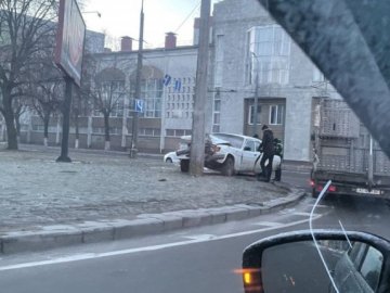 У Луцьку на кільці – аварія: «Волга» влетіла в стовп