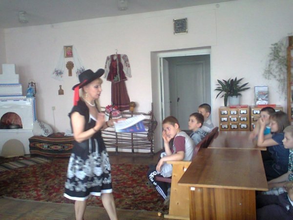 Луцькі школярі зустрілись із відомою волинською поетесою. ФОТО Луцькі школярі зустрілись із відомою волинською поетесою. ФОТО