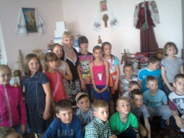 Луцькі школярі зустрілись із відомою волинською поетесою. ФОТО Луцькі школярі зустрілись із відомою волинською поетесою. ФОТО