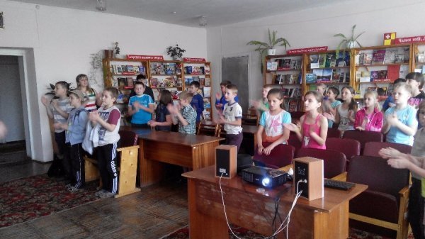 Луцькі школярі зустрілись із відомою волинською поетесою. ФОТО Луцькі школярі зустрілись із відомою волинською поетесою. ФОТО