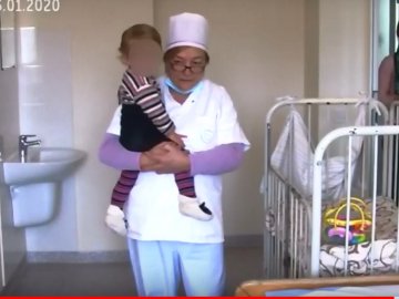 Маленьку дівчинку, яку батьки забули у візочку на вулиці у Луцьку, годували «мівіною». ВІДЕО