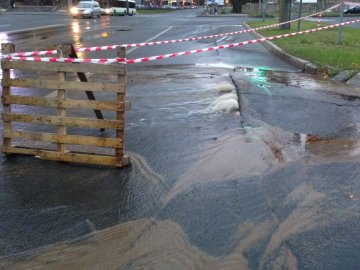 У Луцьку через прорив каналізації одну з вулиць залило водою. ВІДЕО