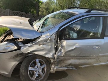 Аварія у Луцьку: зіткнулись два автомобілі, госпіталізували пасажира. ФОТО