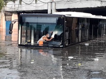 «Потоп» у Туреччині: розбитий літак, затоплені вулиці, поранені люди