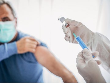 Лікар розповів, чи можна робити щеплення від коронавірусу різними вакцинами