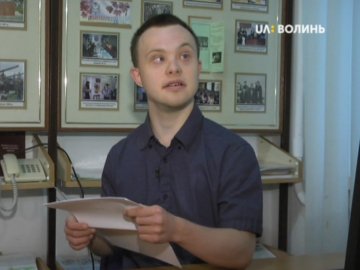 Показали перші робочі дні лучанина, який першим в Україні з синдромом Дауна здобув вищу освіту. ВІДЕО