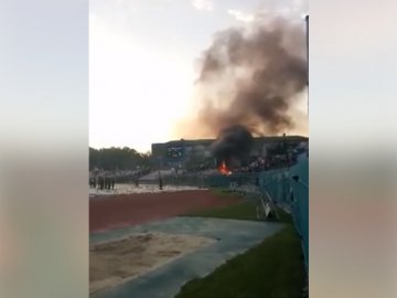 Львівські ультрас зламали та підпалили трибуни на стадіоні «Авангард». ВІДЕО
