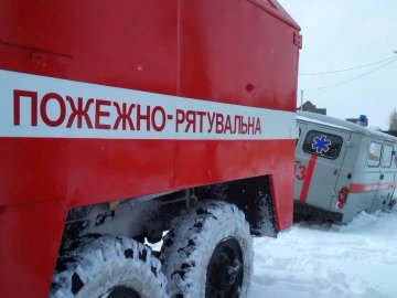 Волинські рятувальники визволили зі снігового замету швидку і автобус 