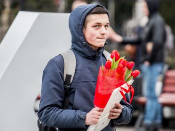 За день до свята: Луцьк накрила тюльпанова лихоманка. ФОТО