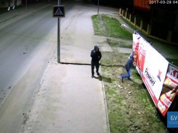 У Володимирі шукають зловмисників, які понівечили банер магазину
