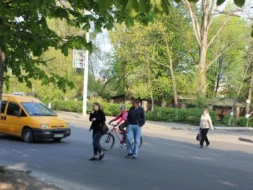 У Луцьку активісти вчили пішоходів переходити дорогу. ФОТО