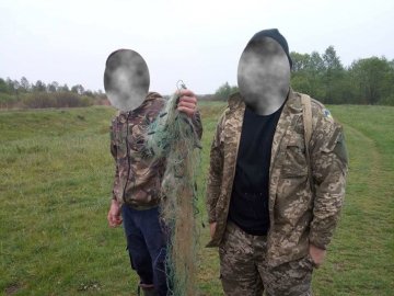 На Турійщині викрили двох чоловіків, які ловили рибу забороненим знаряддям. ФОТО